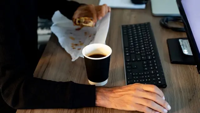 اینکه پیش از دیگران پشت میز کاریتان باشید کافی نیست - باید دستاوردهایتان را با بلندگو جار بزنید.