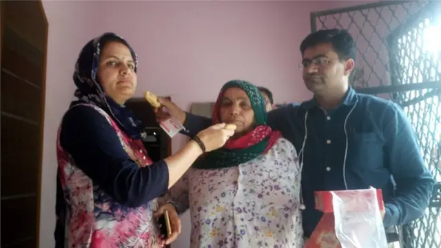 એકબીજાને મીઠાઈ ખવડાવતો મનુનો પરિવાર