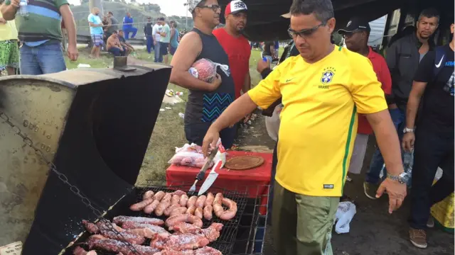 Homem faz churrasco em meio a manifestação