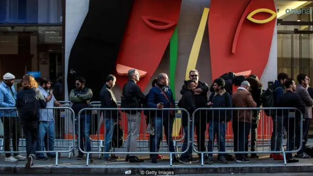 Pessoas fazem fila para comprar o novo iPhone