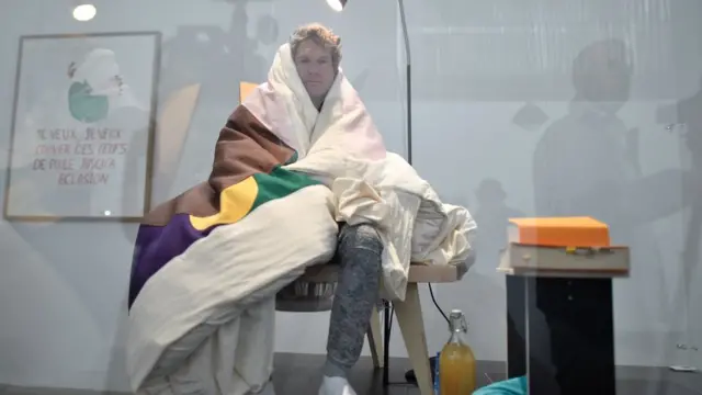 अंडे सेने के लिए कुर्सी पर बैठे अबराम प्वांगशेवेल.