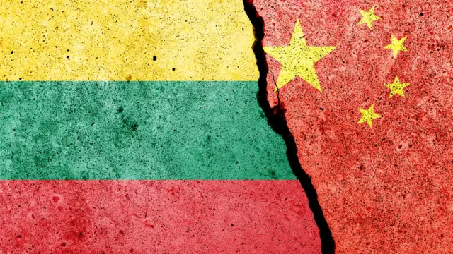 Drapeauxv de la Lituanie et de la Chine.