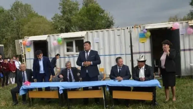 Коомдук сайттар Кеңеш айылындагы контейнер мектепти ачууга барган жетекчилерди көп мыскылдап жатышат