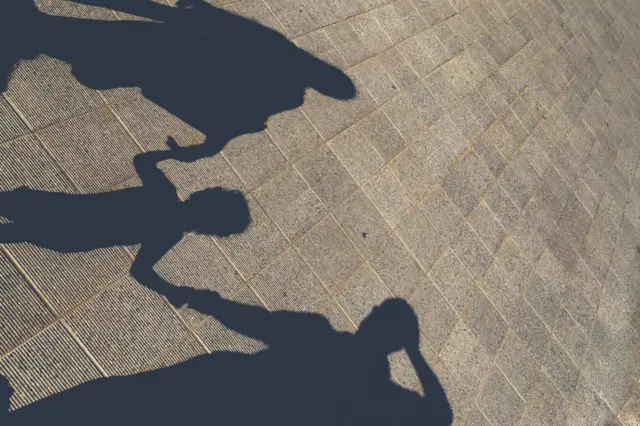 একটি পরিবারের ছবি (সিলুয়েটে)