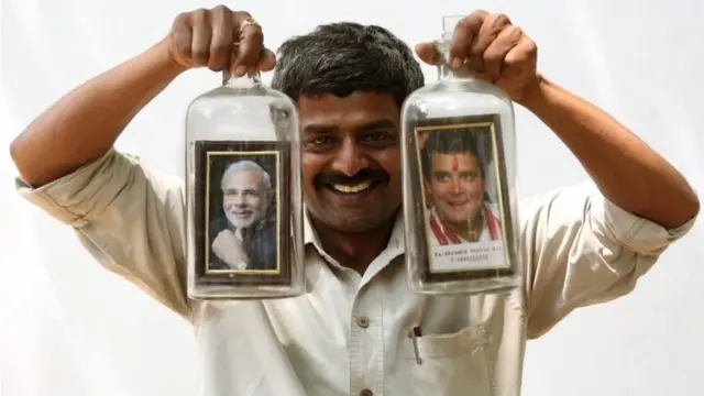 రెండు ఫొటలతో ఒక వ్యక్తి