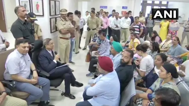 कमिशनर संजय बर्वे यांच्याशी चर्चा करताना PMC खातेधारक