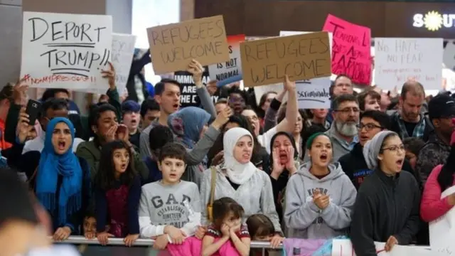 আমেরিকার ডালাস বিমানবন্দরে প্রেসিডেন্টের আদেশের বিরুদ্ধে বিক্ষোভ