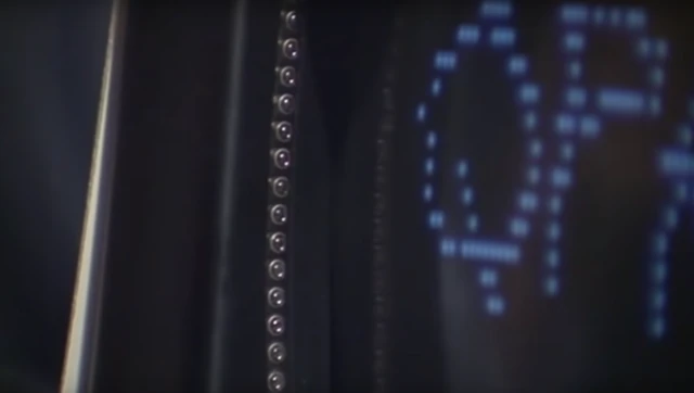 Diodos en el borde vertical de una pantalla de computadora en 1982