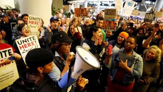 یکی از معترضان در فرودگاه بین المللی لس آنجلس