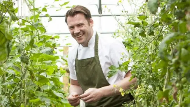 ทอมมี แบงก์ เป็นเชฟชาวอังกฤษอายุน้อยที่สุดที่ได้รับดาวมิชลิน ขณะอายุ 24 ปี