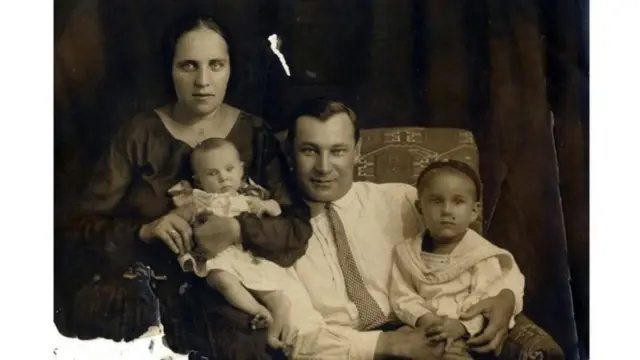 Ҳамро каби Германиядан агроном бўлиб қайтган ва отилган Олимжон Қодирий аёли Асия ва қизи Гулнор ва ўғли Қаҳрамон билан