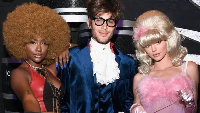 Кендалл Дженнер с друзьями появилась в образе героев фильма "Остин Пауэрс"