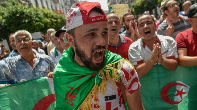 متظاهر جزائري يهتف خلال الاحتجاجات الأسبوعية في العاصمة