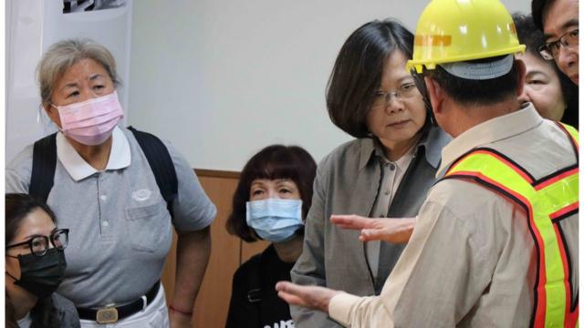 台湾总统蔡英文探视事故罹难者家属，听取家属反应后，严肃地与铁路局工作人员询问。