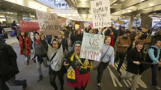 Una protesta en contra de la orden inicial de Trump