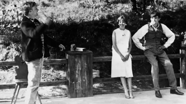 Troje glavnih glumaca (fotografija sa snimanja iz 1961.) oslikavaju suptilan i kompleksan odnos koji se razlikuje od mnogih drugih ljubanvih trouglova zabeleženih na filmu