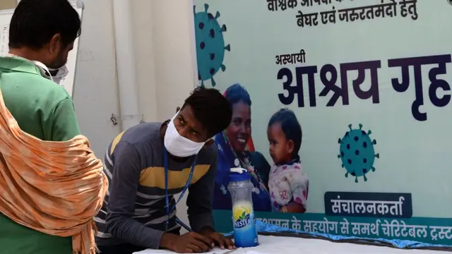 कोरोना महामारी के मद्देनज़र लगाए गए एक रिलीफ़ कैंप की तस्वीर