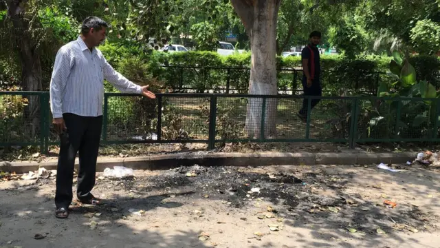 पंचकुला में हिंसा के दौरान स्थानीय निवासी करनैल सिंह की मोटरसाइकिल जला दी गई