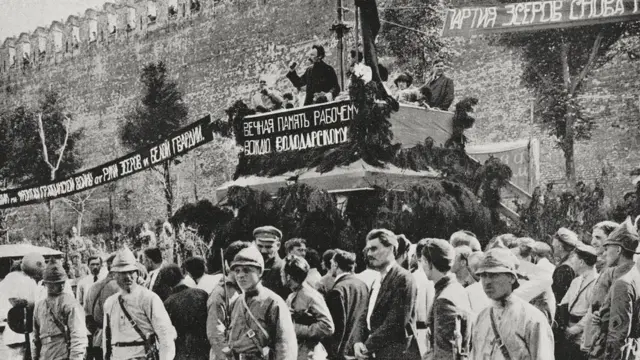 Председательствующий на процессе 1922 года над эсерами Георгий Пятаков выступает на митинге у стен Кремля