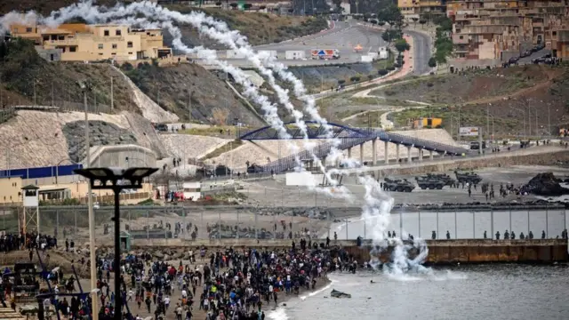 Las fuerzas de seguridad españolas lanzaron gas lacrimógeno a través de la valla fronteriza mientras los migrantes marroquíes se reunían en la ciudad norteña de Fnideq para intentar cruzar la frontera.