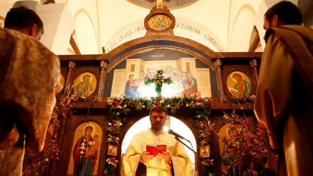 Богослужіння в Церкві Святого пророка Іллі на Святвечір у місті Соколац, Боснія і Герцеговина.
