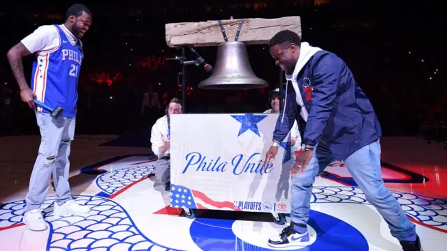 Meek Mill and kevin Heart at Basketball game
