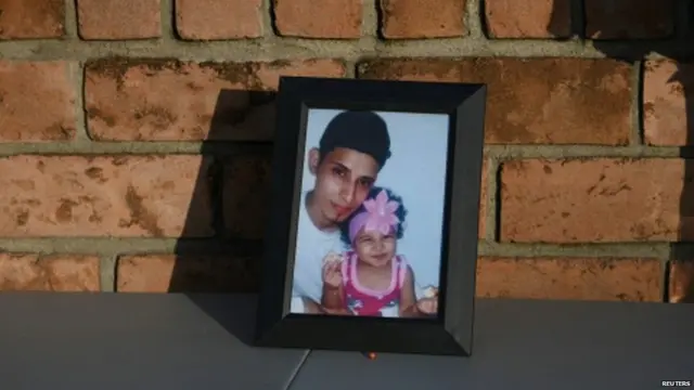 अल्बर्टो मार्टिनेज़ रामीरेज़ अपनी बेटी वलेरिया के साथ