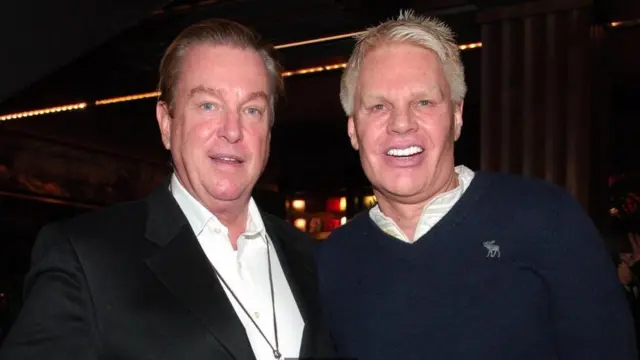 Michael Jeffries (a la derecha)