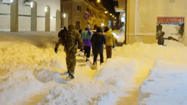 La gente camina en la nieve en Santeramo, en la región de Puglia, Italia, el siete de enero.