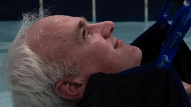 James Gallagher en piscina climatizada