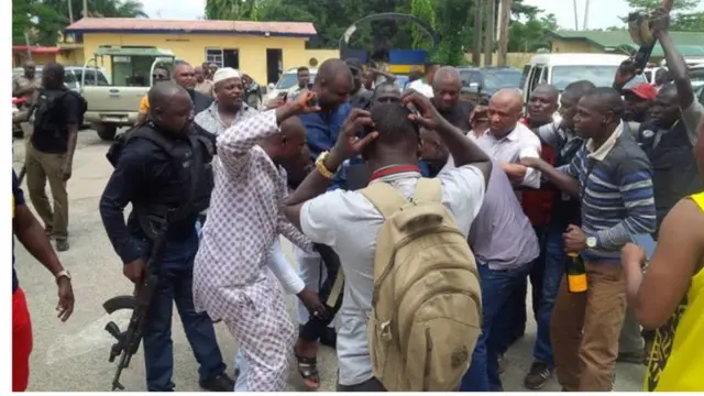 Àwon ènìyàn péjọ bo Abba kyari