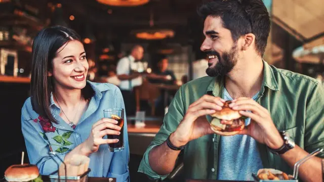 Примерно одна из двадцати гетеросексуальных пар считает изменой покупку пищи для кого-то противоположного пола