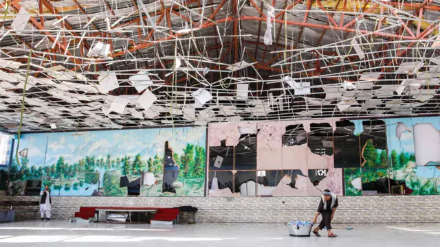 El salón nupcial en Kabul destrozado por la explosión.