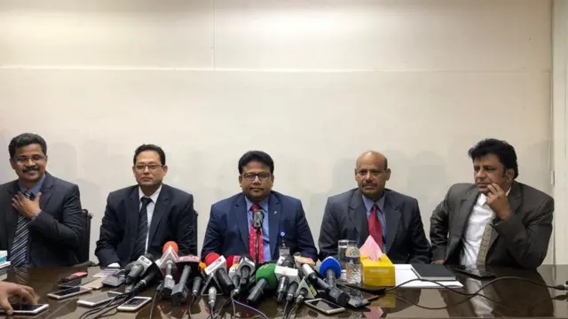 সংসদ নির্বাচনে ছয়টি আসনে পুরোপুরি যন্ত্রে ভোটগ্রহণের সিদ্ধান্তের কথা জানিয়েছেন নির্বাচন কমিশন সচিব হেলালউদ্দিন আহমেদ (মাঝে)