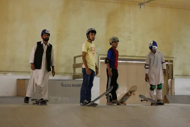 U pozadini se vidi logo IOU Rampi, poznatog nemačkog proizvođača skejt parkova.