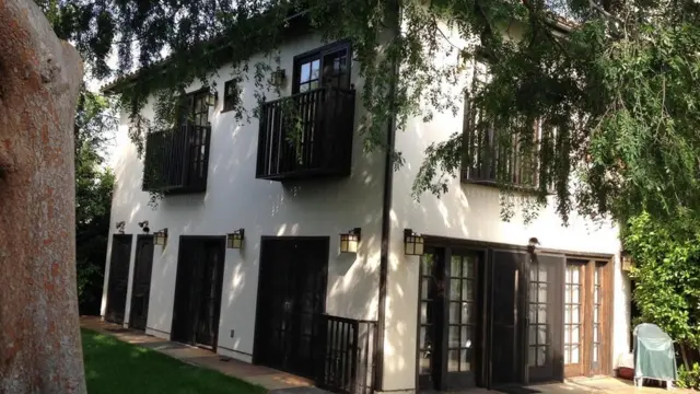 يعتمد إيرا بيلغريد أيضا على الدخل الإضافي الذي يحصّله من تأجير مرآب منزله