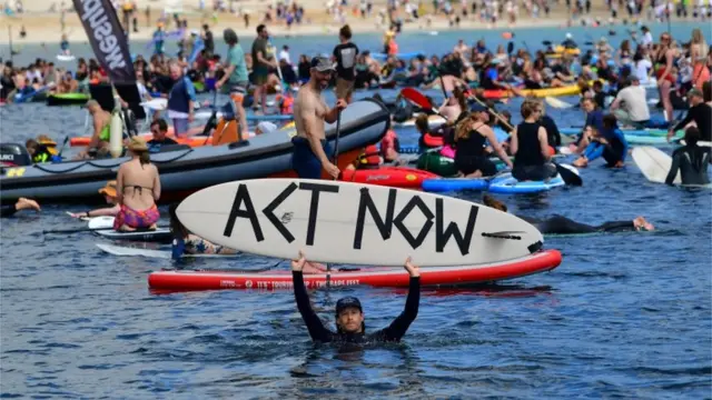 تظاهرة "راكبو أمواج ضد الصرف الصحي"
