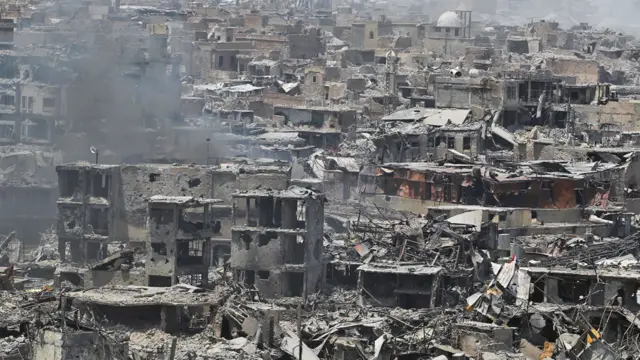 حالة الدمار التي طالب المدينة القديمة في الموصل في نهاية فترة احتلال تنظيم الدولة الإسلامية