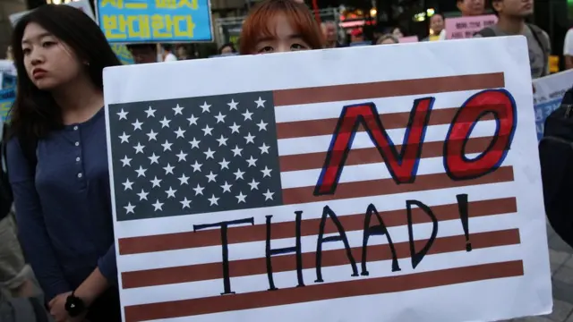 ชาวเกาหลีใต้บางส่วนก็ไม่เห็นด้วยกับการติดตั้งระบบป้องกันขีปนาวุธ THAAD เพราะเชื่อว่าจะทำให้เกาหลีใต้ตกเป็นเป้าการโจมตีหนักขึ้น