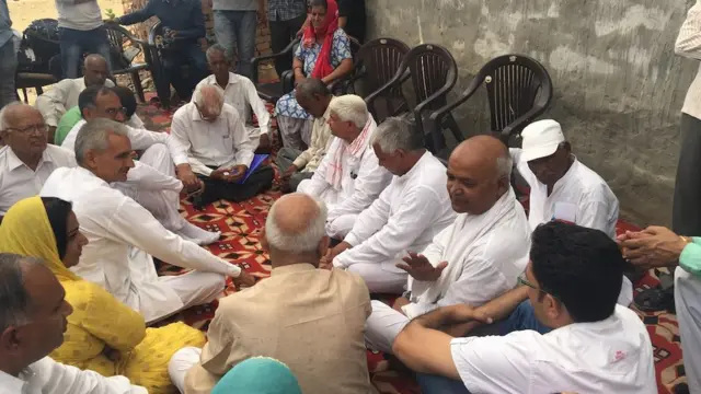 युवती के घर में मातम मनाते लोग