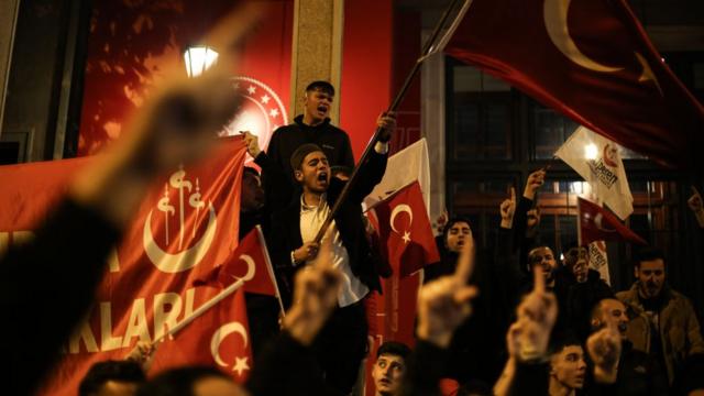 تظاهرة دعما لتركيا قرب السفارة السويدية في أنقرة