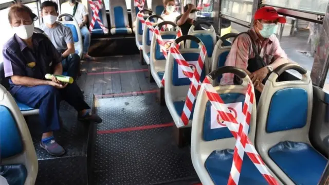 วิถีชีวิตคนในเมืองกรุงในรถโดยสารประจำทางต้องเปลี่ยนไปตามมาตรการ "เว้นระยะห่างทางสังคม"