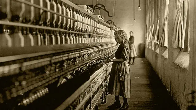 Niña trabajando en fábrica de algodón.