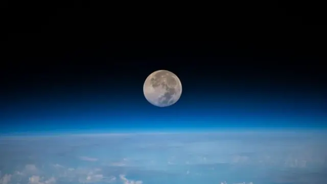 Luna y vista de agua