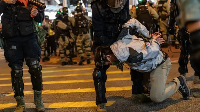 警方制服多人。