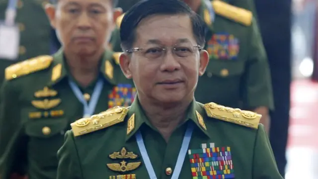 ၂၁ ပင်လုံတတိယ အစည်းအဝေးမှာ ဗိုလ်ချုပ်မှူးကြီး မင်းအောင်လှိုင်တက်ရောက်လာစဉ်