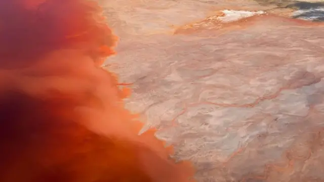 Коли мінерали взаємодіють з повітрям, вони червоніють, а осідаючи у воді, поступово темніють