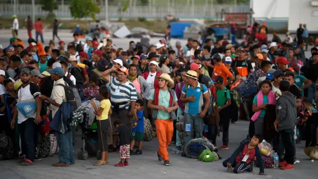 أفراد من المهاجرين يحتفلون بالوصول إلى مدينة تيجوانا