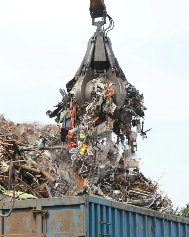 Une grande partie des déchets électroniques des pays riches sont exportés vers les pays pauvres, où ils causent des problèmes de santé et d'environnement.