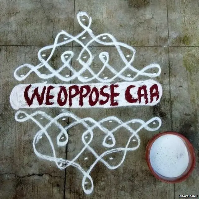 चावल के आटे से जमीन पर बना कोलम जिस पर लिखा है कि हम सीएए का विरोध करते हैं.